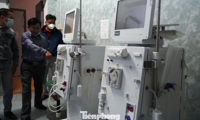 Máy chạy thận tại Bệnh viện đa khoa Chân Mây mua vào năm 2015, sau đó không sử dụng. Ảnh: Ngọc Văn