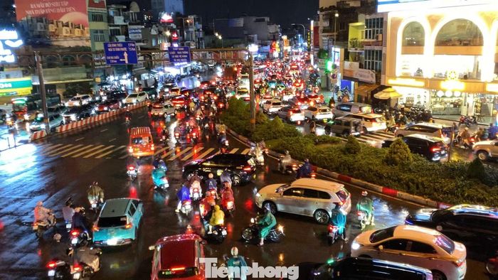Đường Xô Viết Nghệ Tĩnh, hướng từ ngã tư Hàng Xanh về cầu Bình Triệu, xảy ra ùn ứ khá nghiêm trọng do lượng phương tiện từ nhiều hướng dồn về.