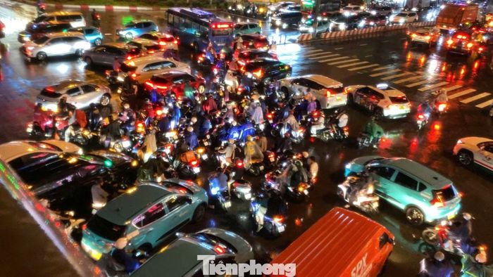 Lượng phương tiện từ nhiều hướng cùng đổ về khiến giao thông tại nút giao Hàng Xanh ùn ứ cục bộ.