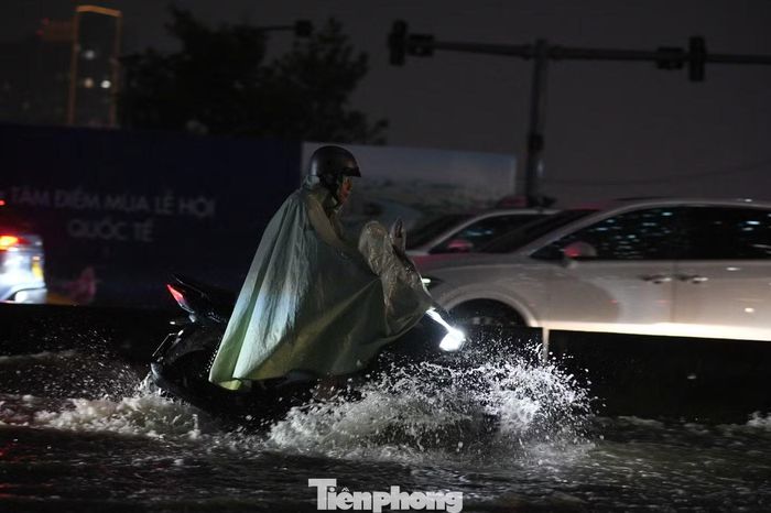 Người dân chật vật di chuyển về nhà trong cơn mưa lớn.