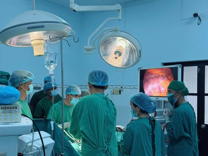 Các y bác sĩ thực hiện phẫu thuật nội soi tại Trung tâm Y tế Quân dân y Đặc khu Phú Quý.