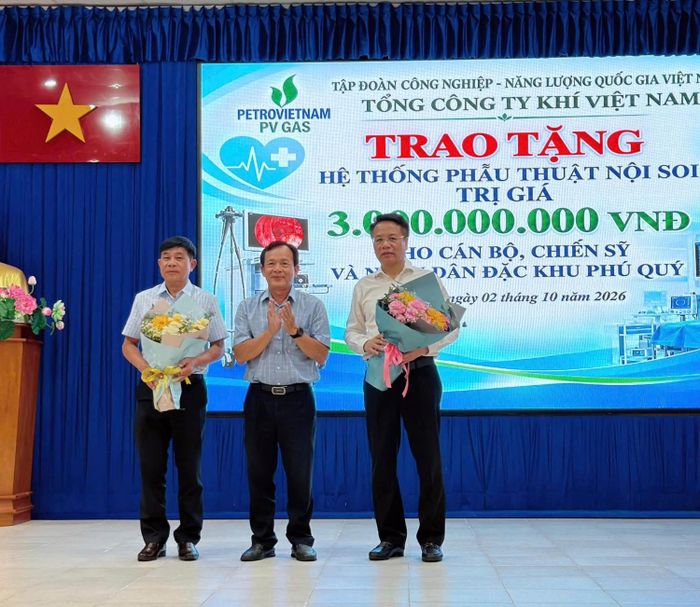 Đại diện Trung tâm Y tế Quân dân y Đặc khu Phú Quý trân trọng cảm ơn sự đồng hành, hỗ trợ của PV GAS.