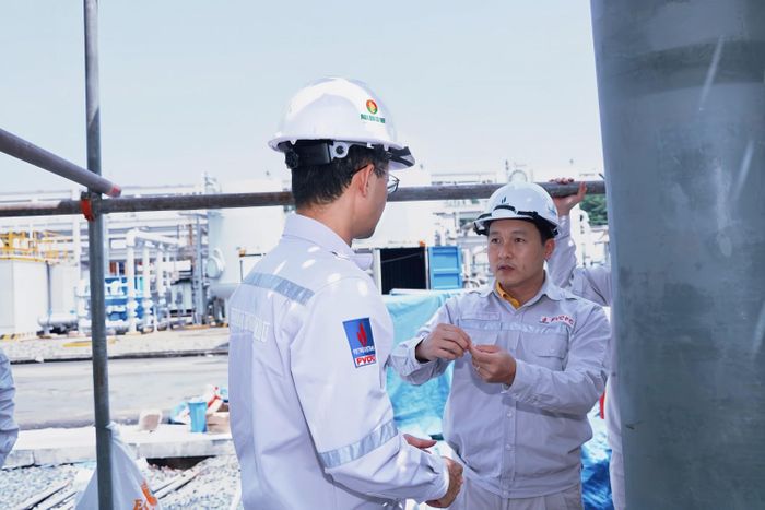 Ông Nguyễn Thanh Tùng - Tổng Giám đốc PVCFC trực tiếp kiểm tra công tác thi công tại công trường.