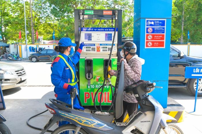 Bộ Công Thương dự kiến giảm số tầng nấc trung gian trong hệ thống phân phối xăng dầu từ ba xuống hai. (Ảnh minh họa)