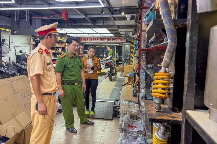 Công an TP Huế tăng cường rà soát, kiểm tra tại các cơ sở sửa chữa, kinh doanh phương tiện, phụ tùng trên địa bàn.