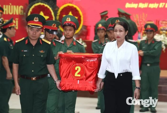 Bộ CHQS tỉnh tổ chức vận chuyển hơn 2.200 mẫu sinh phẩm hài cốt liệt sĩ ra Hà Nội để bàn giao cho Viện Pháp y Quân đội thực hiện giám định ADN.
