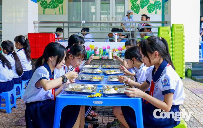 TP.HCM siết an toàn thực phẩm từ bếp ăn đến bàn ăn học sinh.
