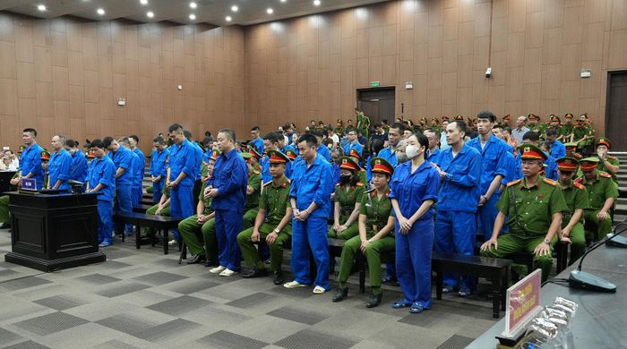 Các bị cáo nghe HĐXX tuyên án.