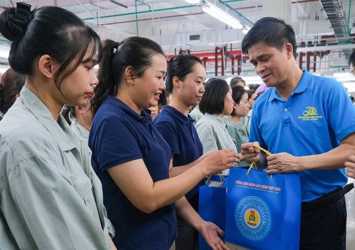 Phó Chủ tịch thường trực Tổng Liên đoàn Lao động Việt Nam Ngọ Duy Hiểu tặng quà công nhân ở Quảng Ninh.