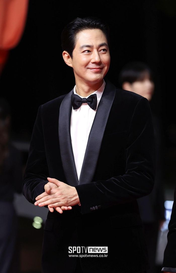Diễn viên Jo In Sung rạng rỡ trước ống kính giới truyền thông. Liên hoan phim Quốc tế Busan (BIFF) năm nay sẽ trình chiếu tổng cộng 315 bộ phim. Trong đó, danh sách tuyển chọn chính thức gồm 246 tác phẩm đến từ 59 quốc gia với 95 phim công chiếu lần đầu trên thế giới (World Premiere), đánh dấu quy mô lớn nhất của sự kiện kể từ năm 2019.