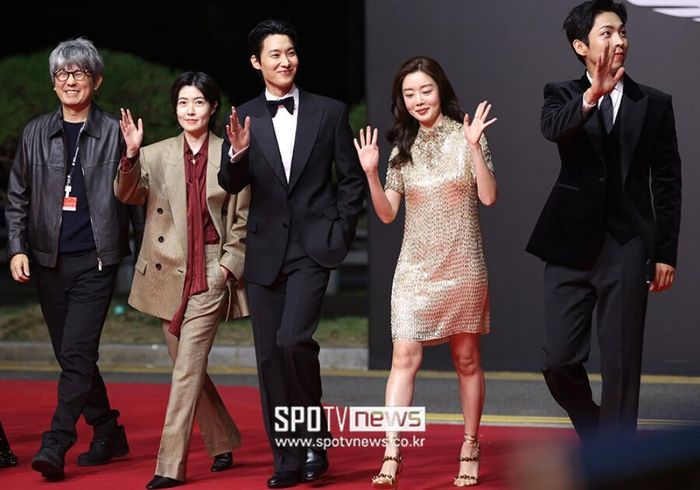 Đạo diễn Kim Jong Kwan, Shim Eun Kyung, Zhang Lu, Han Sun Hwa và Joo Jong Hyuk chào khán giả.