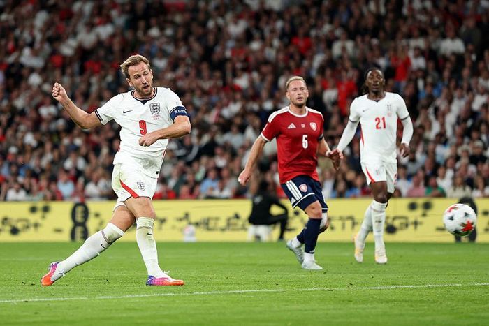 Cuối hiệp một, Harry Kane đá nối cận thành nhân đôi cách biệt