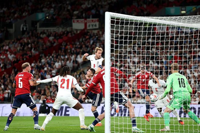 Phút 57, Kane đánh đầu hiểm hóc nâng tỷ số lên 3-0