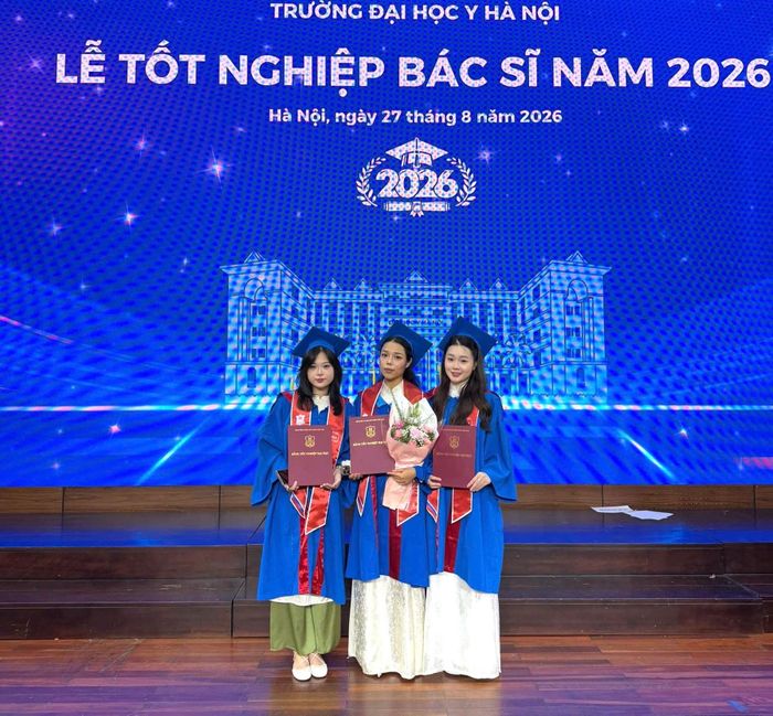 Cả ba cô bạn cùng tốt nghiệp loại Giỏi ngành Y khoa của Trường ĐH Y Hà Nội sau 6 năm học tập. Ảnh: NVCC