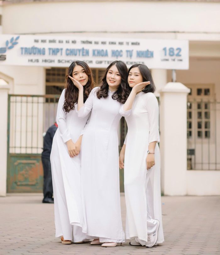 Ba tân bác sĩ Nguyễn Phương Anh, Lê Ngọc Phương Nhi, Hà Vũ Huyền Linh (từ trái sang phải) từng cùng học lớp Sinh 1, Trường THPT Chuyên Khoa học Tự nhiên. Ảnh: NVCC