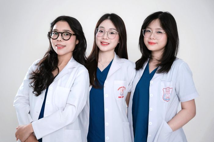 Khi đăng ký chuyên ngành bác sĩ nội trú, Phương Anh (bìa trái) chọn chuyên ngành Phẫu thuật Tạo hình, Phương Nhi chọn Da liễu, còn Huyền Linh (bìa phải) chọn Nội khoa. Ảnh: NVCC