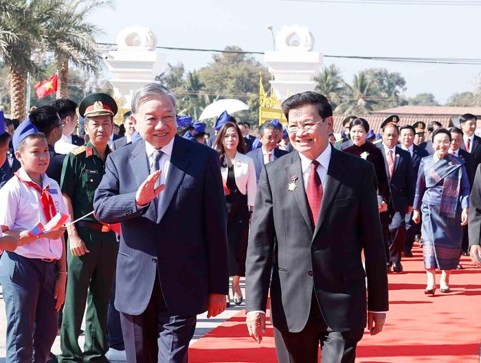Tổng Bí thư Tô Lâm cùng Tổng Bí thư, Chủ tịch nước Lào Thongloun Sisoulith dự khánh thành Công viên hữu nghị Lào - Việt Nam trong chuyến thăm Lào hồi tháng 12/2025. Ảnh: TTXVN