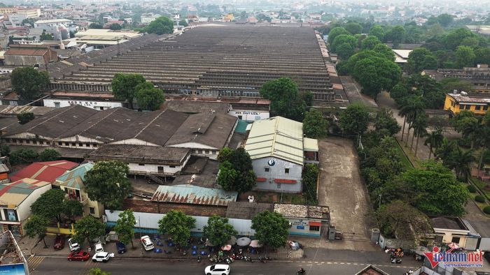 Hai nhà máy dệt nằm liền kề trên đường Đại Nải, phường Nông Trang. Ảnh: Đức Hoàng