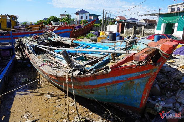 Nhiều tàu cá không còn khả năng hoạt động, bị bỏ lại ven bờ.