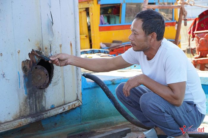 Ông Mừng kiểm tra kỹ từng bộ phận trên con tàu trước khi chốt giá. 