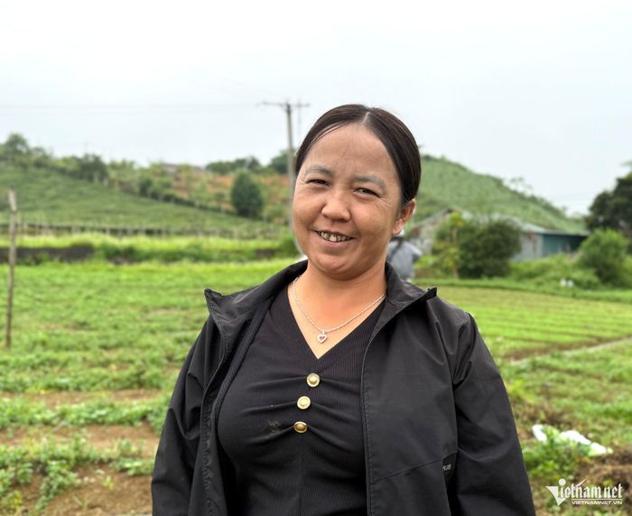 Chị Vàng Thị Xa (sinh năm 1990, người Mông ở bản Can Tỷ) phấn khởi kể về sự đổi thay của gia đình khi có công việc thường xuyên tại Thuận Thiên Farm. Ảnh: Bình Minh