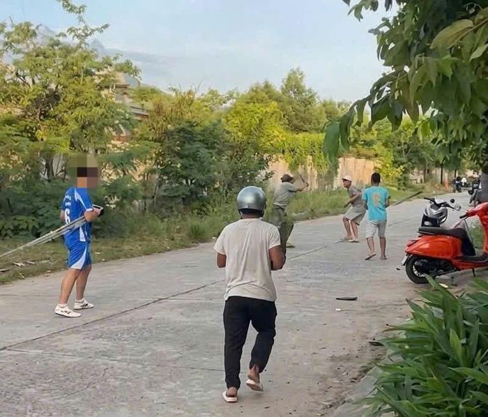 Nhiều người vây bắt nghi phạm trong vụ án. Ảnh: Người dân cung cấp