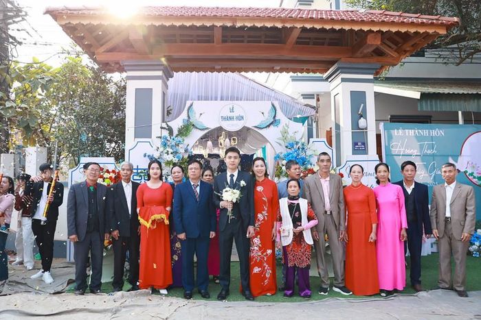 Hạnh phúc của cặp đôi được hai bên gia đình ủng hộ 