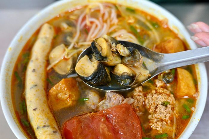 Chị Hạnh là khách quen của quán từ ngày thơ bé