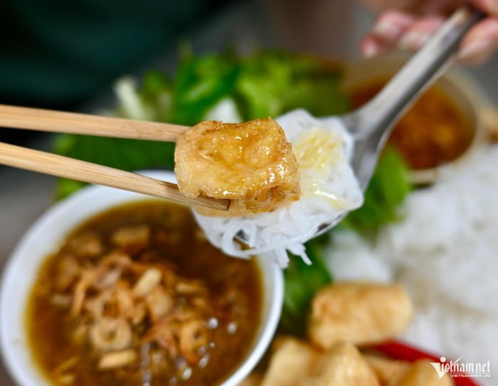 Đậu mơ được rán phồng, vỏ ngoài giòn vàng, bên trong mềm