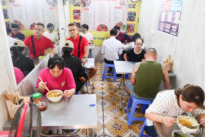 Quán có 3 phòng nhỏ đón khách, giờ trưa đều đông kín