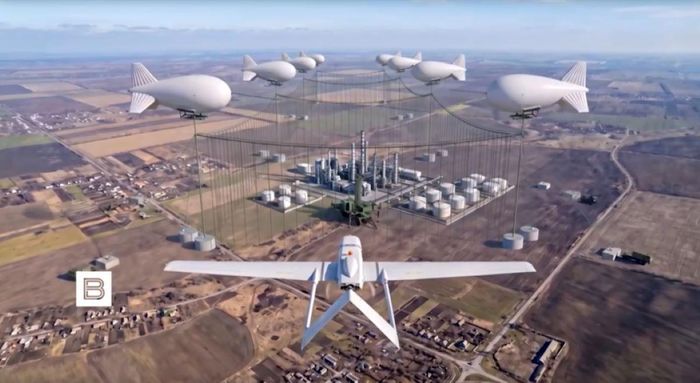 Nga sử dụng khinh khí cầu và lưới rào chắn để bảo vệ các nhà máy lọc dầu khỏi UAV/drone. Ảnh: VESTI/VK@VESTI/aerospaceglobalnews.com