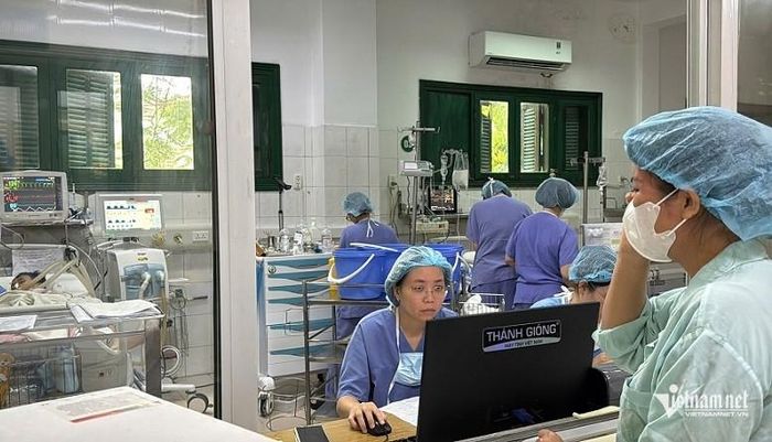 Mỗi lần đứng ngoài phòng bệnh nhìn con trai, chị Dung không khỏi xót xa