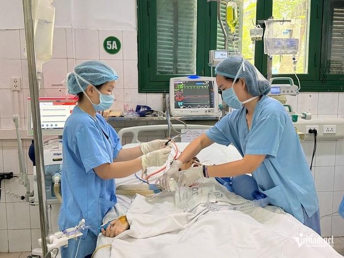 Hiện Bảo đang trong tình trạng suy tim nặng, phải duy trì ECMO và chờ nguồn tạng phù hợp