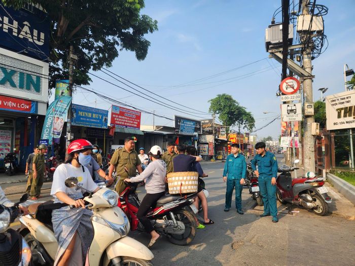 Lực lượng chức năng phong tỏa một đoạn đường Nguyễn Thị Tú để bảo đảm an toàn, điều tra nguyên nhân vụ cháy. Ảnh: AL