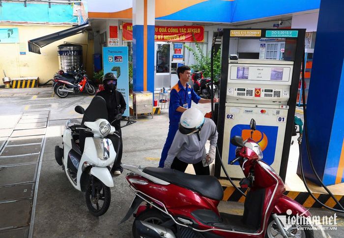 Giá xăng dầu trong nước được điều chỉnh vào chiều mai. Ảnh: Tuấn Hùng
