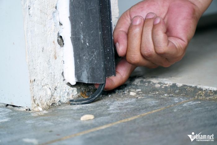 Nhiều khung cánh cửa phòng lắp đặt chưa chạm tới mặt sàn 