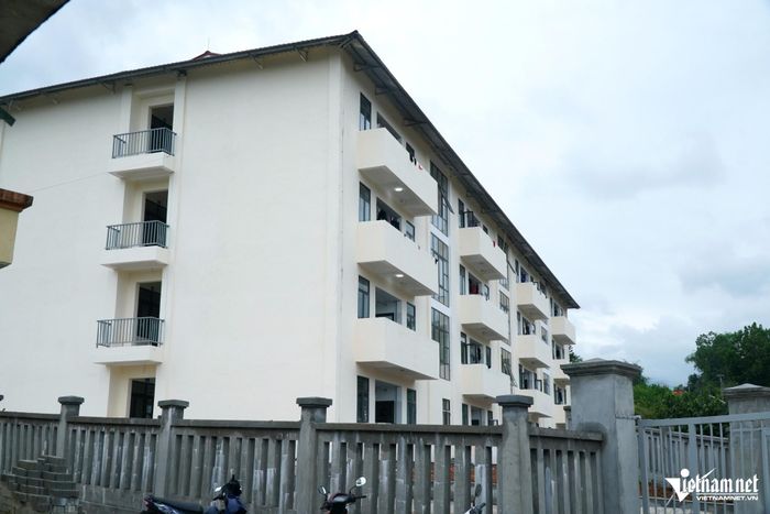 Dãy nhà nội trú 4 tầng của học sinh 