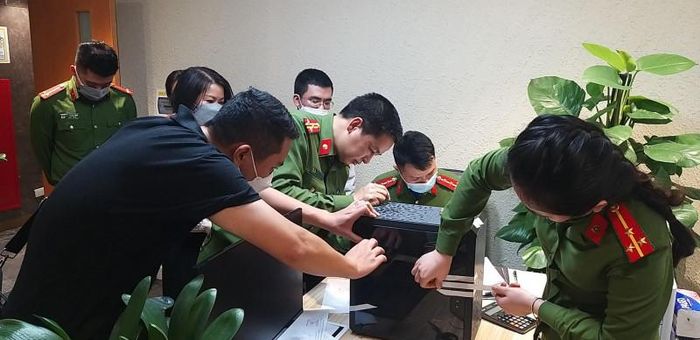 Cơ quan chức năng tiến hành niêm phong một số tài liệu, thiết bị liên quan trong một vụ án. Ảnh: Công an nhân dân