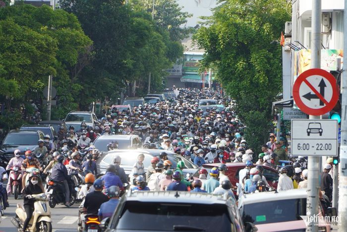 Đường Nguyễn Văn Giai cũng ùn xe kéo dài. Ảnh: TK