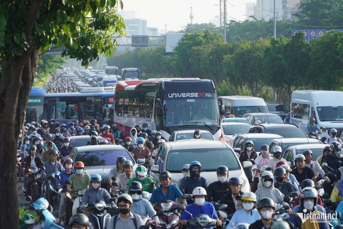 Kẹt xe kéo dài trên đường Điện Biên Phủ theo hướng vào trung tâm TPHCM. Ảnh: TK