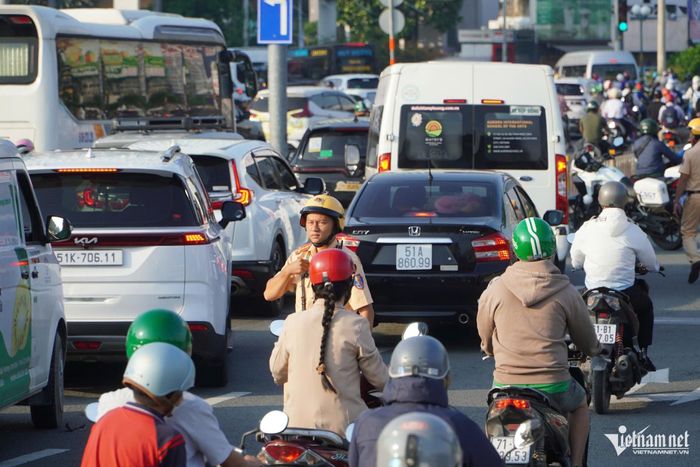 Lực lượng CSGT vất vã điều tiết giao thông. Ảnh: TK