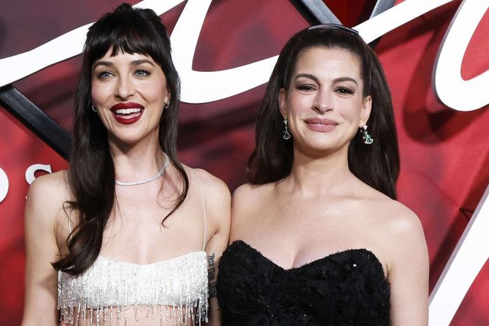 Anne Hathaway và Dakota Johnson tại sự kiện ra mắt phim gần đây. Ảnh: Film Magic