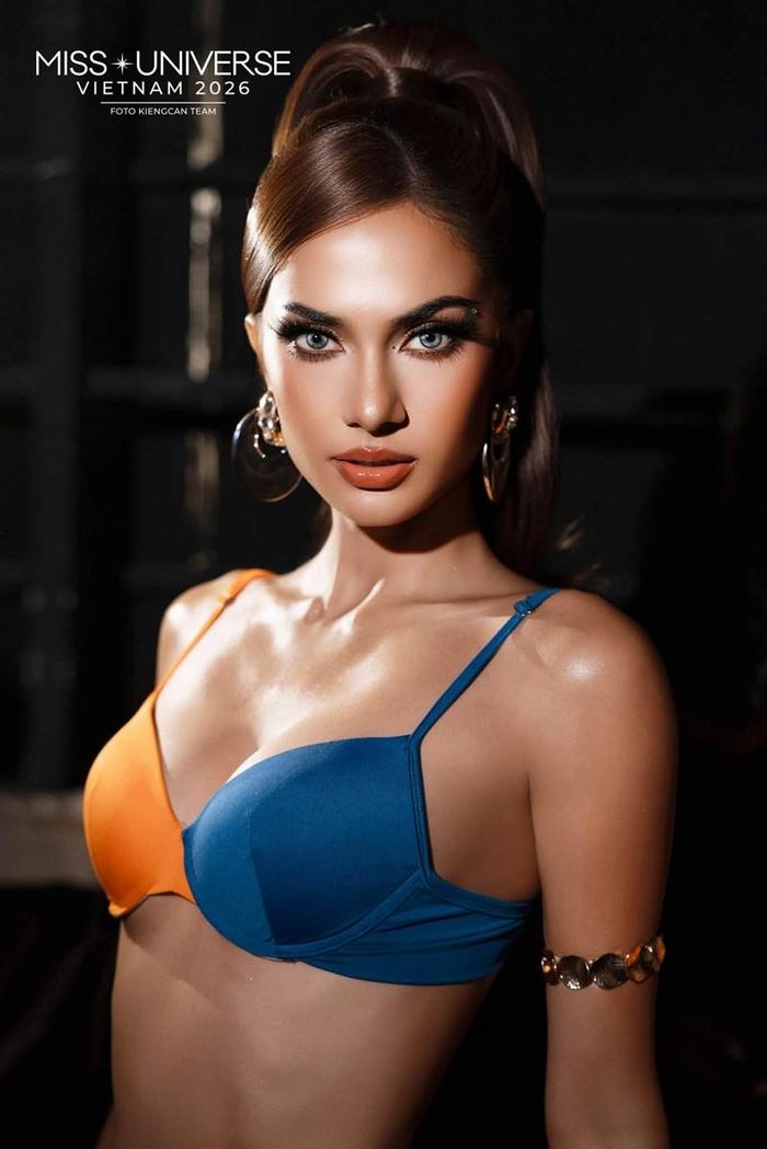 Emma Lê có tên đầy đủ Emma Maria Fernandez Lê, sinh năm 2000 tại TPHCM. Cha cô là người Tây Ban Nha, mẹ là diễn viên Lê Hóa. Sự kết hợp 2 dòng máu mang lại cho cô gương mặt sắc sảo, nhiều đường nét góc cạnh nhưng vẫn giữ nét mềm mại Á Đông. Ở nhiều góc máy khác nhau, từ ảnh tĩnh, sân khấu đến MV, gương mặt ấy hầu như không lộ khuyết điểm nên thường được khán giả khen "không góc chết".