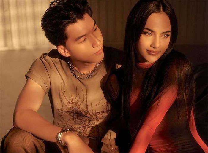 Trên màn ảnh, Emma Lê từng góp mặt trong các phim "Mẹ ác ma - cha thiên sứ", "Chị chị em em 2". Cô còn là gương mặt quen thuộc trong MV của Sơn Tùng M-TP, Soobin Hoàng Sơn, HIEUTHUHAI.