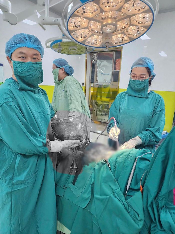 Sau phẫu thuật lấy con, kíp mổ tiếp tục lấy khối u 4kg cho sản phụ. Ảnh: Tiến Thành
