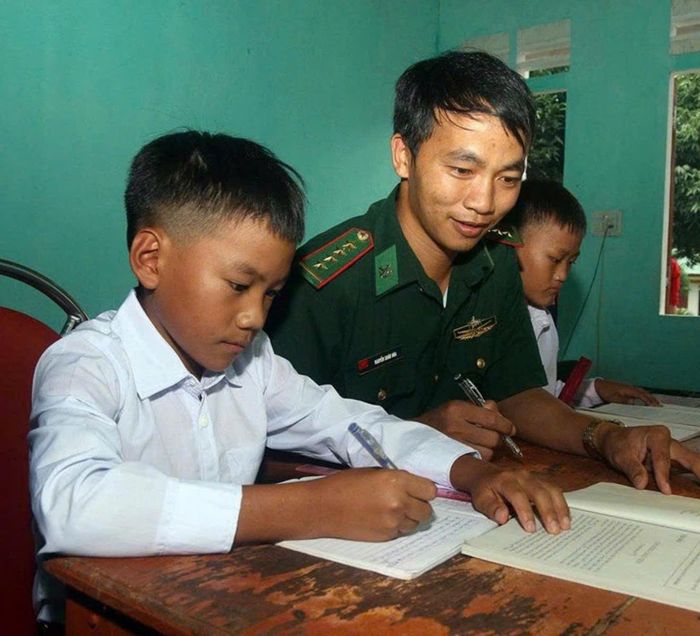 Em Thò Bá Xa những năm sinh sống tại đồn biên phòng. Ảnh: BĐBP Nậm Càn