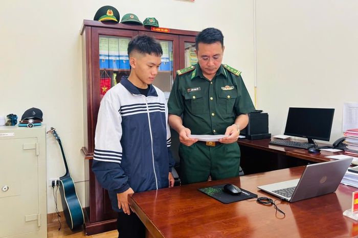 Em Thò Bá Xa báo điểm đỗ đại học với "bố Thủy". Ảnh: BĐBP Nậm Càn