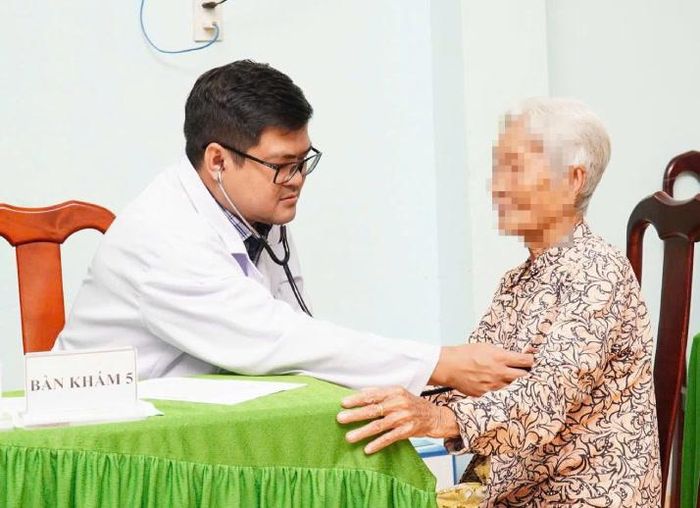 Bác sĩ khám sức khỏe cho người dân tại TPHCM. Ảnh: BVGA. 
