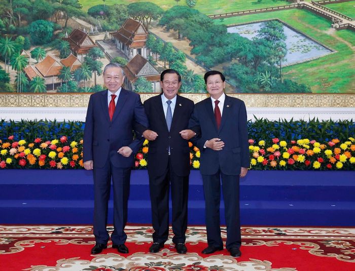 Tổng Bí thư, Chủ tịch nước Tô Lâm cùng Chủ tịch Đảng Nhân dân Campuchia Hun Sen và Tổng Bí thư, Chủ tịch nước Lào Thongloun Sisoulith đã đồng chủ trì cuộc gặp giữa người đứng đầu 3 Đảng Việt Nam - Campuchia - Lào hồi tháng 2. Ảnh: TTXVN
