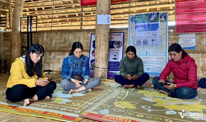 Nhiều khu vực sóng viễn thông không ổn định, người dân ở xã Tu Mơ Rông đến nhà rông của thôn sử dụng mạng wifi để truy cập Internet. Ảnh: Ngọc Chí